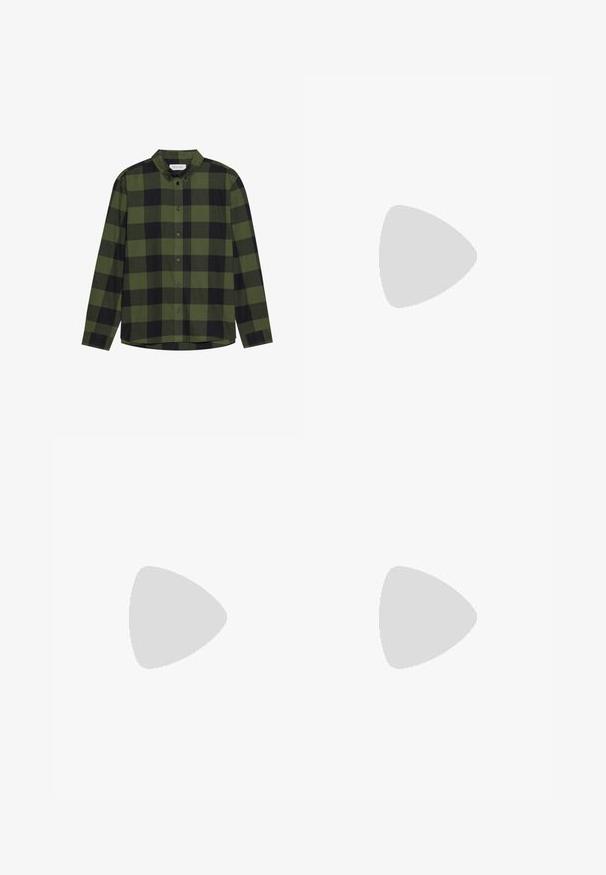 Grøn- og sortternet langærmet skjorte lavet af blødt stof, med krave og knapper foran. Skræddersyet pasform med buet kant.; Beige bomulds t-shirt med korte ærmer, rund hals og sort grafisk tryk med ordet "ROM" på forsiden.; Bukser i lys olivengrøn, lavet af blødt stof. Har en elastisk talje med snor og lige, løstsiddende ben.; Brune lædersneaker med rund tå, hvid gummisål, snørebåndsdesign og diskret logodetaljer på siden. Glat tekstur.
