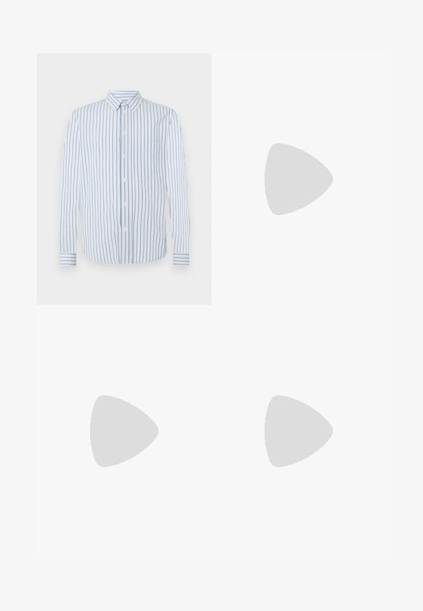 Svītrains krekls ar vertikālām gaiši zilām un baltām svītrām, pogu priekšpuse un viena krūšu kabata. Garas piedurknes ar pogāmiem aprocēm.; Balts kokvilnas T-krekls ar īsām piedurknēm un apaļu kakla izgriezumu, priekšpusē redzama smalka gaišas krāsas "Levi's" logo.; Navy zili piegriezti vīriešu uzvalka bikses ar smalku svītru rakstu, jostas cilpām un priekšējo locījumu, izstādītas priekšpusē uz balta fona.; Melna ādas loafer kurpe ar noapaļotu purngalu, kontrastējošiem šuvēm un zemu papēdi, ar dekoratīvu jostu pāri priekšai. Gluda tekstūra.