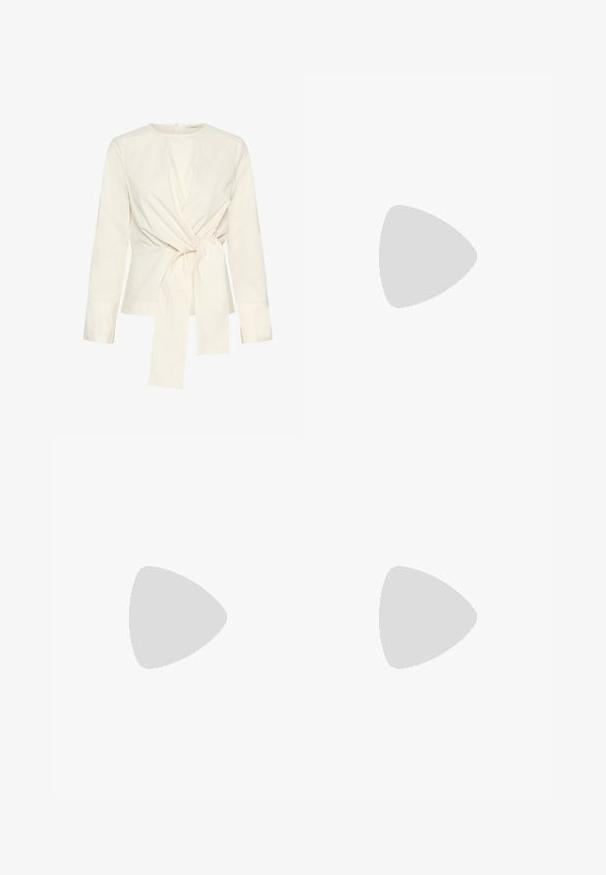 Valge pikee varrukatega pluus, millel on ees sõlmekaunistus ja seotud aksessuuri, valmistatud siledast kangast, ümarate krae ja nööbiga sulgemisega.; Heleheles sinine denimist püksid sirge säärega disainiga, viis taskut ning ees olev nööp ja tõmblukk. Sile tekstuur, iga päev kandmiseks mõeldud stiil.; Kahvatu roosa slingback lapikute jalatsite paar, millel on terav varvas, valmistatud siledast nahataolisest materjalist. Omab külgedel lõikekohti ja lapikut kontsa.; Valge nahast käekott struktureeritud disainiga, millel on magnetlukk ja õlavarre rihm, esitletud neutraalse tausta ees.