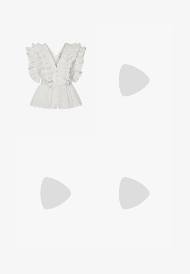 Witte blouse met een V-hals, ruches aan de mouwen met plooien en een knoopsluiting aan de voorkant. De flared zoom voegt volume en contrast toe.; Linnen shorts in een romige witte kleur met een elastische tailleband en trekkoord. Heeft een gestructureerd oppervlak en een loose-fit ontwerp.; Gele blockhak sandalen met drie verstelbare banden, vierkante teenontwerp, glad synthetisch materiaal en zilverkleurige gespen.; Geel geplooide handtas van soepel nepleer, met een zachte vorm, een enkele schouderriem en een verzameld ontwerp aan de bovenkant.