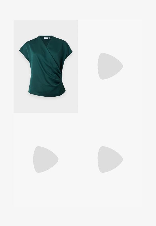 Groene wikkeltop van een gladde stof met korte mouwen, met een gedrapeerd ontwerp en een geraffineerd detail aan de linkerkant.; Zwart geribbeld shirt met lange mouwen, gecombineerd met hoge zwarte broeken met rechte benen. Afgewerkt met spitse zwarte hoge hakken.; Gouden, metalen slingback hakken met een spitse neus en een chunky hak. Glad oppervlak, minimalistisch ontwerp en een smalle band.; Gouden metallic handtas met een gestructureerd ontwerp, gladde textuur en verstelbare schouderband. Kenmerkt zich door een unieke driehoekige vorm en minimalistische stiksels.