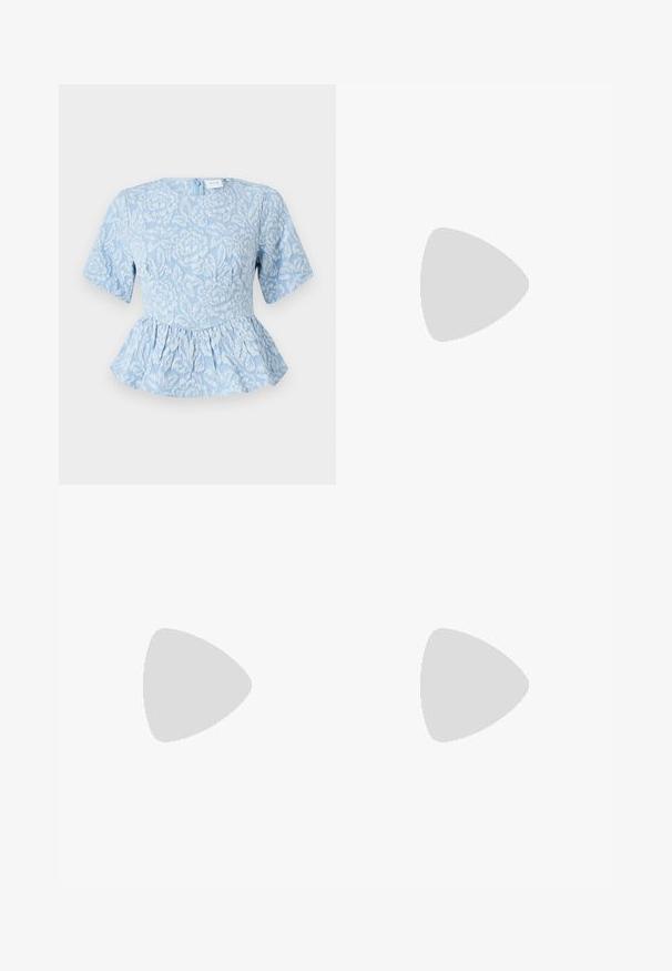 Světle modrý peplum top s krátkými rukávy, texturovanou květinovou výšivkou, kulatým výstřihem a skrytým zadním zipem.; Tmavě modré rozšířené džíny vyrobené z denimu. Mají prošitou pásovku, pět kapes a zip s kovovým zapínáním.; Burgundské lakové baleríny s kulatou špičkou, malou mašlí vpředu a nízkou černou gumovou podrážkou. Hladký povrch.; Bílá obdélníková psaníčko vyrobené z lesklého materiálu, se stříbrným řetízkovým popruhem. Modelka pózuje a předvádí tašku na jednobarevném pozadí.