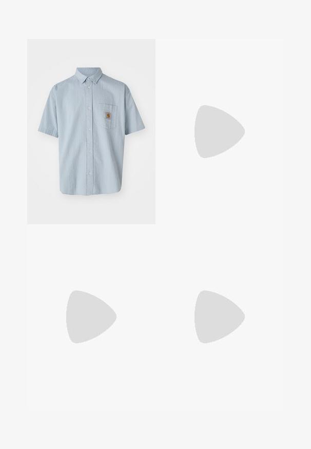 Svjetloplavi pamučni majica s okruglim izrezom, kratkim rukavima i otisnutom grafikom u ružičastoj boji koja prikazuje osobu koja drži kantu.; Svetlo modra kratka srajca z gumbi z teksturiranim vzorcem, enim žepom na prsih in kvadratnim logotipom Carhartt na žepu.; Črne široke hlače iz denima z velikimi sprednjimi žepi, ravnega kroja in kontrastnim šivom. Imajo kovinski gumb za zapiranje.; Sive in srebrne Nike Shox teniske imajo eleganten dizajn, z mrežastimi in sintetičnimi materiali, zaobljenim nosom in oblazinjenim ovratnikom.