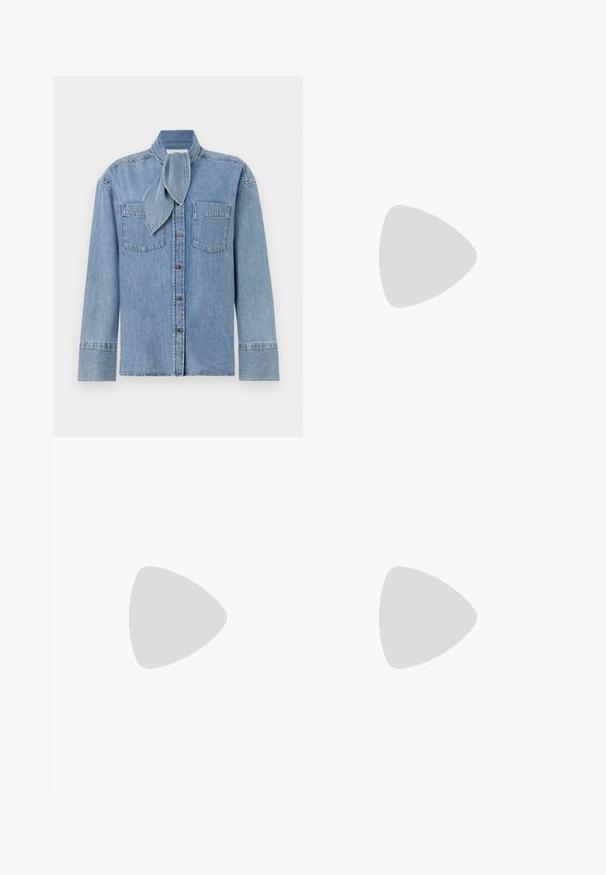 Gaiši zila džinsa krekls ar garām piedurknēm, divām krūšu kabatām, pogu aizdari un saskaņotu šalli apkaklē.; Gaiši beigtie džinsi ar šauru griezumu, izgatavoti no kokvilnas maisījuma auduma, ar piecu kabatu dizainu un ar rāvējslēdzēju un metāla pogu aizdari.; Melnas ādas slingback kurpes ar norādītu purngali, kurām ir austoša akcenta un krokota augšdaļa. Plakana zole ar minimālu aparatūru.; DRAGON DIFFUSION NOVA LUNA - Rokassoma - black