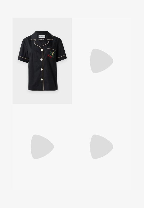 Černé tričko s krátkým rukávem a kontrastním béžovým lemováním, pět tlačítek vpředu a kapsou na levém prsu s květinovou výšivkou.; Kalhoty s širokými nohavicemi zdobené mnohobarevným abstraktním vzorem v modré, oranžové a hnědé barvě. Vyrobené z lehké látky s hladkým povrchem.; Černé kožené slingback podpatky s špičatou špičkou, minimalistický design, tenký popruh kolem kotníku a štíhlý jehlový podpatek. Hladká textura.; Tmavě hnědá kožená kabelka přes rameno s zakřivenou siluetou, nastavitelným popruhem a decentním zlatým logem. Hladká textura s minimálními detaily.