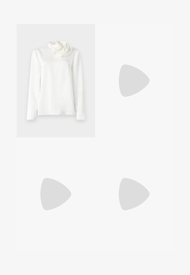 Hvid langærmet bluse med høj hals og en stor stofblomstdetalje på venstre skulder mod en ensfarvet baggrund.; OFFICINE GENERALE NEW SOPHIE FRESCO - Bukser - dark navy; Balletflade i dyb burgundy læder, med rund tå, elastisk kant og glat tekstur med diskret plissering.; Sort læderhåndtaske med et buet design, guld logo-plade detaljer og en slank skulderrem. Glat tekstur med en elegant finish.
