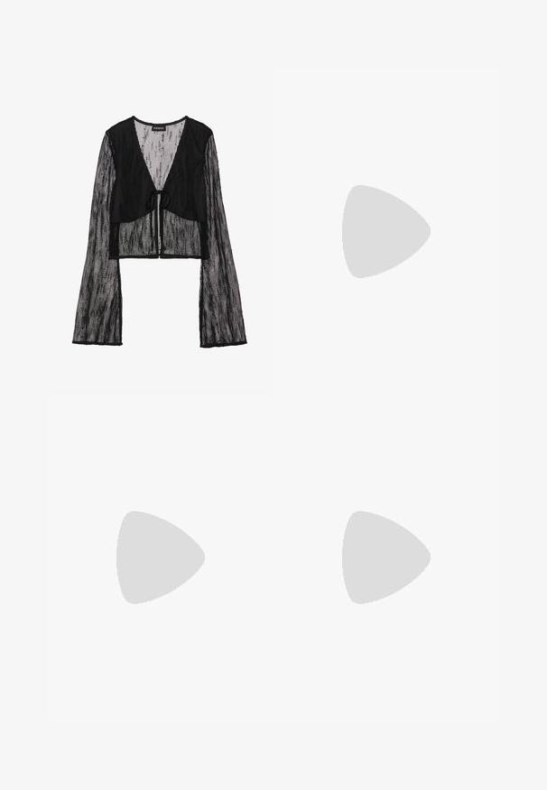 Svart croppet topp laget av gjennomsiktig mesh-stoff. Har en knytelukking foran og lange klokkeermer med et teksturert mønster.; Hvit lagdelt skjørt laget av lett stoff, med et luftig design, elastisk midje og to volanger.; Nike-sneakers i hvitt med sølvdetaljer, med teksturerte paneler og perforeringer. Kombinert med grå ribbestrikkede sokker, satt mot en gul bakgrunn.; Perlekjede med runde, glinsende hvite perler som er sammenflettet, og som viser en jevn overflate og konsekvent sfærisk form.