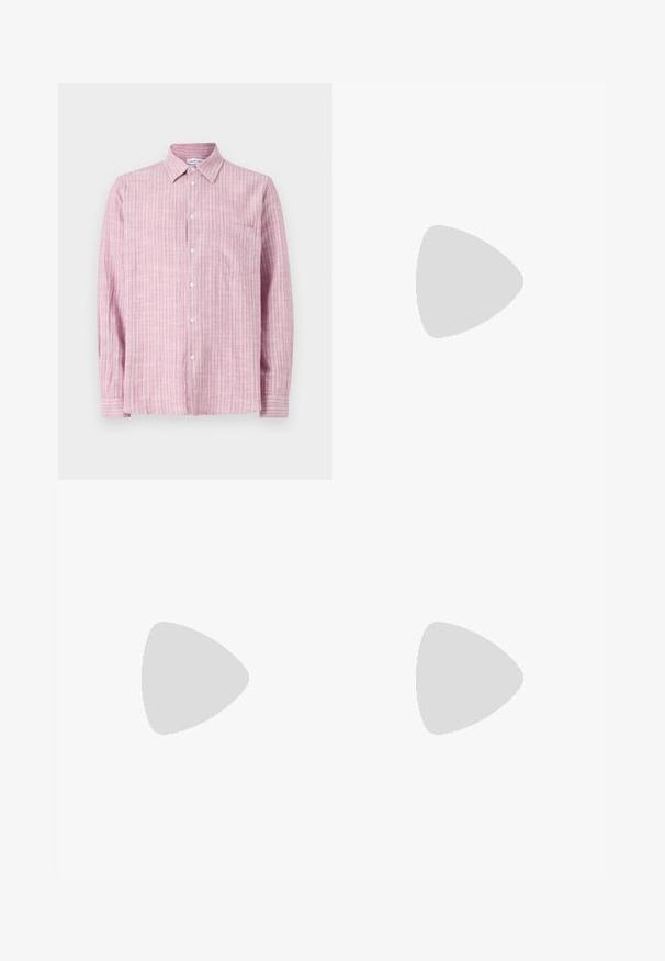 Camicia a bottoni di colore rosa chiaro con sottili righe orizzontali in tonalità più scure. Presenta un colletto e una tasca sul petto a sinistra, realizzata in tessuto leggero.; Shorts in denim blu scuro con taglio dritto, vita regolare e chiusura con bottone metallico; presentano cuciture e orlo in contrasto giallo.; Infradito grigie con suola texturizzata e una resistente cinghia in gomma a fantasia. Presentano un profilo basso e un accento colorato lungo il bordo.; Occhiali da sole neri con montatura rettangolare, lenti grigie oscurate e design con intaglio sul ponte. Materiale plastico lucido e slanciato, con tempie sottili.