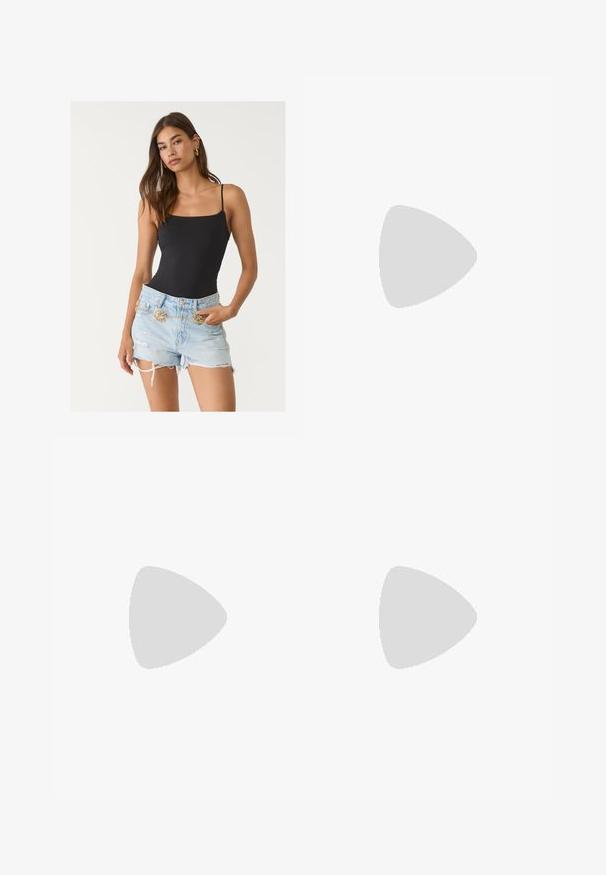 Svart åtsittande bodysuit med spagettisnören och scallopkanter, parat med slitna ljusblå denimshorts som har ett guldkedjebälte.; Byxor med kamouflage-mönster i ett lätt material, elastisk midja, sidofickor och justerbara dragsnörning vid vristerna.; Svart snörad känga i combat-stil med en kraftig gummisula, cirkulära roséguld ögla och en texturerad läderfinish. Dragkedja på sidan för enklare åtkomst.; Svarta plastsolglasögon med geometrisk kattöga-form, grå linser och guldbeklädnader på bågarna. Slät yta över hela ramen.