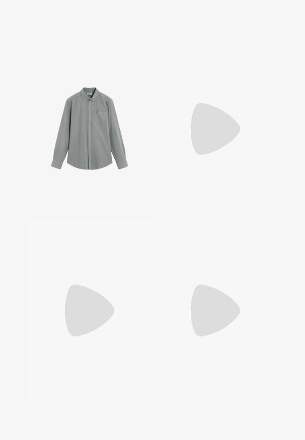 Chemise grise à manches longues avec poche poitrine et col boutonné, étalée à plat sur un fond blanc.; Shorts en coton bleu marine avec une coupe flat front, deux poches latérales et un ourlet droit. Ils sont dotés de passants de ceinture et d'une texture lisse.; Mocassins en cuir noir avec une texture lisse, bout rond et une sangle décorative sur le dessus. Talon bas empilé, design minimaliste.; Lunettes de soleil noires rectangulaires avec des verres foncés, monture en plastique épais, accents dorés sur les branches et logo de la marque gravé sur le bras.