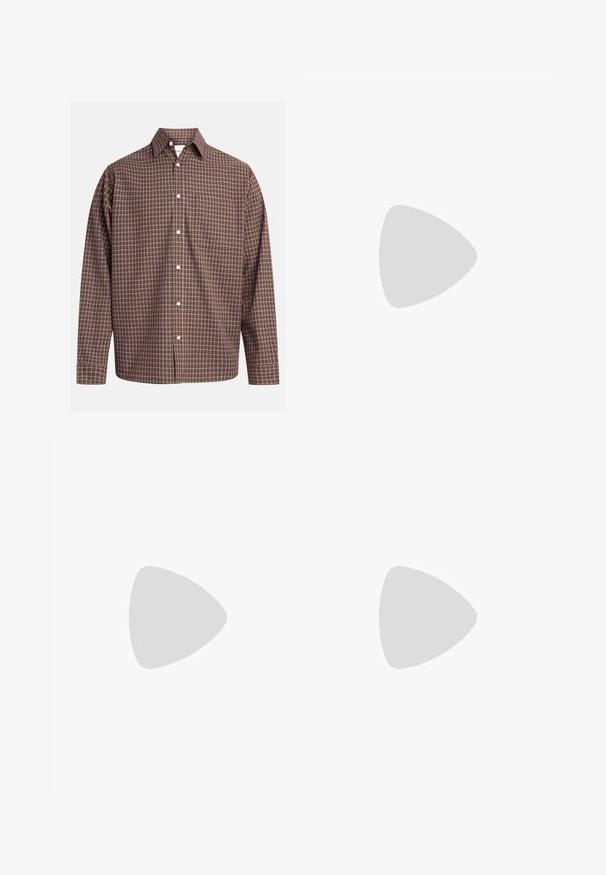 Crvena pamučna majica s kratkim rukavima, dizajn u obliku slova V, i bijeli Adidas logo na lijevoj strani prsnog koša. Glatka tekstura, bez vidljivih uzoraka.; Smešani smešasti karirani košulja s dugim rukavima, koja ima džep na prsima i bijele gumbe na teksturiranom materijalu.; Crne hlače opuštenog kroja, sa plisama sprijeda, bočnim džepovima i gumbom za zatvaranje. Izrađene od teksturirane tkanine.; Crne kožne mokasine s vampom boje kreme i crnim akcentnim trakama, s niskim potplatom i detaljnom šavom duž rubova.