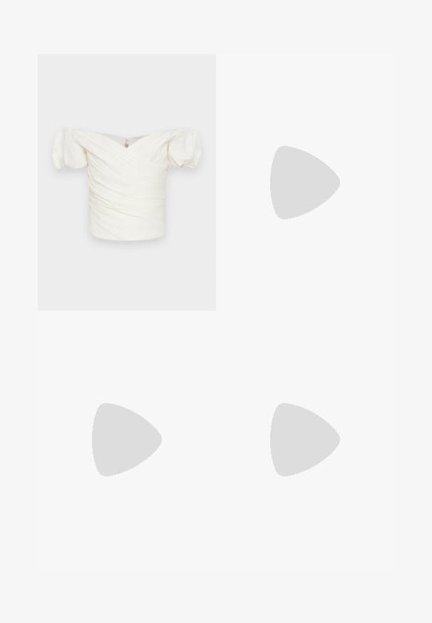 Hvid off-the-shoulder bluse med puffærmer, der har en rynket stof og et krydset design foran. Glat tekstur, minimal detaljer.; Sorte flagrende bukser med en glat tekstur, der har dekorativ hardware på begge sider og slidsninger i kanten.; Sort læder slingback hæl med spids tå, crisscross stropdesign og en slank hæl for en elegant silhuet.; Sølvglitrende clutchtaske med en struktureret design, der har en guld kædetraspe og en spænde-lukning. Accentueret med et diskret logo.