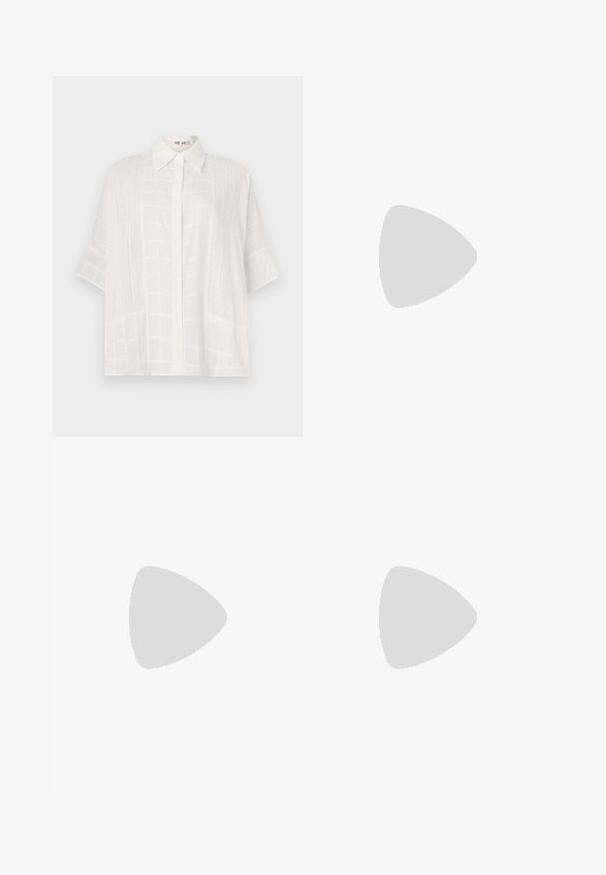 Hvid kortærmet skjorte med knappet front, diskrete teksturerede mønstre og en afslappet pasform, fremstillet af letvægtsstof.; Mørkegrå brede bukser med subtil vævet tekstur, høj talje og skjult frontlukning.; Sorte ruskind højhælede sandaler til kvinder med slanke stropper og en guldbuckle på hvid baggrund, set fra siden.; Sort læderhandbag med en struktureret rektangulær form. Har et gyldent ovalt lås og en tynd skulderrem. Glat tekstur.