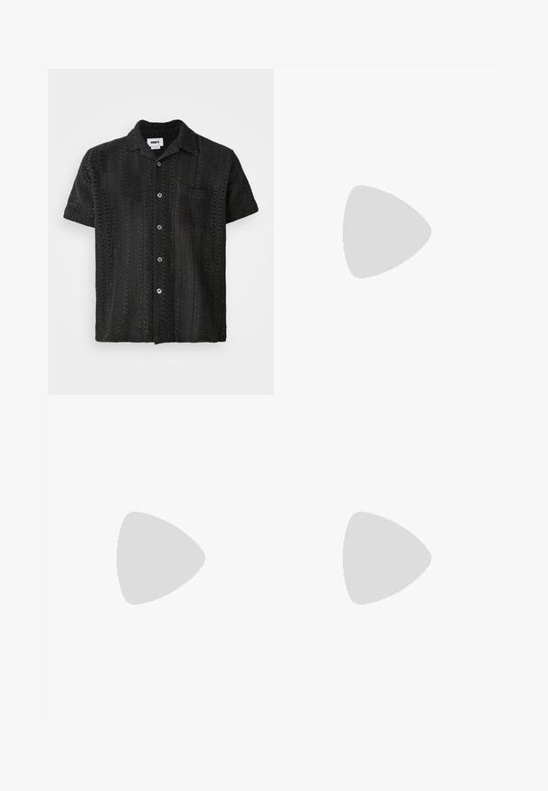 Chemise en crochet noire à manches courtes avec une coupe décontractée, présentant une fermeture à boutons sur le devant, une poche poitrine unique et un motif ouvert texturé.; Pantalon noir avec un motif en chevrons, coupe droite, fermeture à bouton, et poches latérales pour plus de fonctionnalité. Tissu doux, coupe ajustée.; Chaussure noire en cuir à lacets avec un embout arrondi, texture lisse, piqures minimales et un petit talon en caoutchouc. Logo sur le talon.; Sac bandoulière en cuir noir avec un rabat, deux boucles en argent, des coutures jaunes et une sangle réglable. Présente une texture lisse et un design compact.