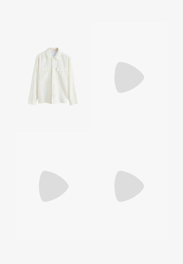 Krémová košeľa s gombíkmi vyrobená z textúrovanej látky, s golierom, dvoma prednými vreckami a dlhými rukávmi s gombíkovými manžetami.; Dvé biele bavlnené tričká s okrúhlym výstrihom, krátkymi rukávmi a jemnou textúrou. Obe majú jednoliatu farbu a žiadne viditeľné vzory ani kovanie.; Svetlobéžové pruhované šortky s elastickým pásom a šnúrkou. Textúra sa javí ako mäkká a látka má jemný vertikálny vzor.; Čierne kožené loafers s hladkým povrchom, s prešitým dizajnom a dekoratívnym kovovým reťazovým akcentom cez priehlavok. Plochý podpätok.