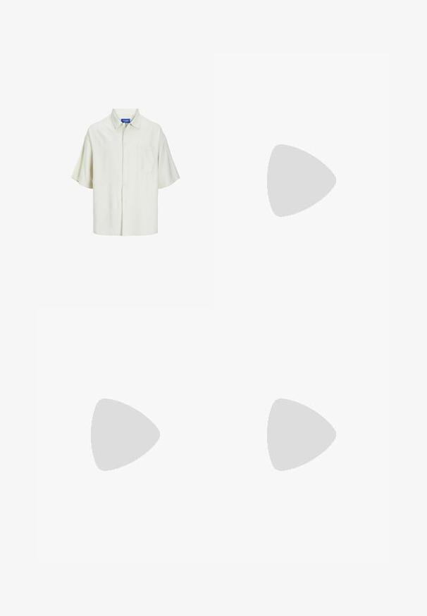 Camicia a maniche corte con bottoni in tessuto color crema chiaro, caratterizzata da una tasca sul petto, vestibilità rilassata e un design colletto classico.; Pantaloni corti beige chiaro realizzati in un materiale morbido, con vita regolabile a cordino, tasche laterali e una leggera texture a macchie.; Mocassini beige chiaro con punta affusolata, materiale liscio, una fascia sulla tomaia e una suola bassa marrone. Design semplice con accenti minimi.; Occhiali da sole bianchi con montatura arrotondata e lenti scure. Presentano una superficie in plastica liscia e un piccolo logo sulla tempia.