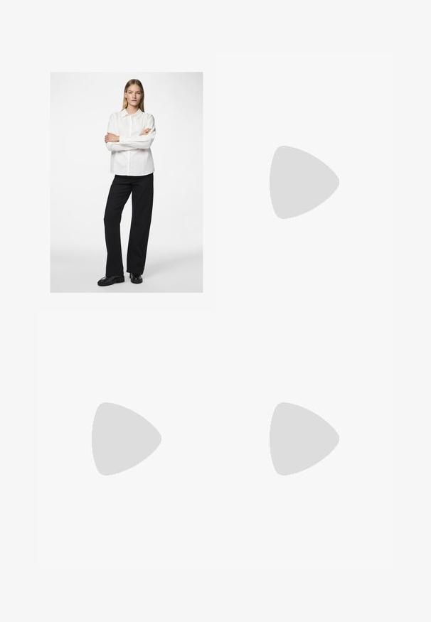 Hvid skjorte med knapper, krave og lange ærmer, parret med sorte brede bukser og blanke sorte sko. Glat stof, afslappet pasform.; Lysblå denimjeans med lige pasform, høj talje og falmet tekstur. Har kontraststing, fem lommer og rå kant.; Sort læder oxford sko med rund tå, hævet syning, gul accent omkring sålen og en tekstureret finish. Snørebåndsdesign.; Sort læder hobo taske med en glat overflade, buet form og en enkelt justerbar rem; har en bred åbning øverst.