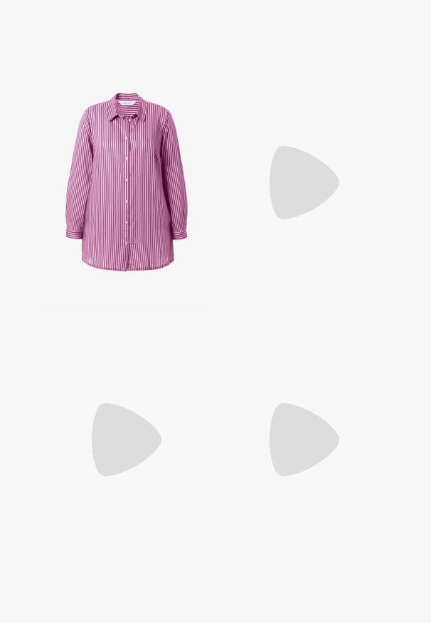 Camicia button-up a righe in viola e bianco, con colletto a punta, maniche lunghe e orlo dritto. Tessuto in cotone morbido.; Pantaloni larghi corallo in cotone con cinque tasche, dettagli in metallo e orli rifiniti in modo pulito. Presentano un classico bottone e zip a scomparsa.; Stivaletto bordeaux lucido con punta quadrata, tacco spesso trasparente e suola nera testurizzata. Superficie liscia con una finitura ad alta brillantezza.; Occhiali da sole rossi con lenti marroni. Montatura spessa e lucida e stanghette sottili con dettagli minori sui lati per un interesse visivo.