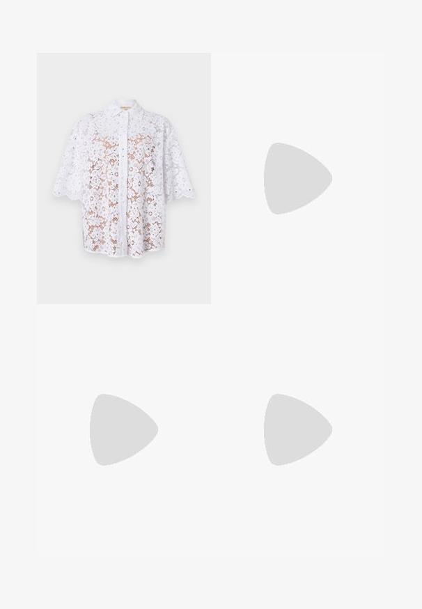 Biely čipkovaný blúzok s golierom, krátkymi rukávmi, kvetinovými vzormi a zúbkami, s gombíkovými zapínaniami na prednej strane.; Biele krajková sukňa s kvetinovým vzorom, so zvlneným lemom a diskrétnymi ozdobami. Vyznačuje sa priliehajúcim strihom a skrytým zipsom na zadnej strane.; Čierne kožené baleríny s okrúhlou špičkou, hladkým povrchom, minimálnym prešívaním a flexibilným dizajnom podrážky.; Čierna kožená kabelka so štruktúrovaným dizajnom, vrchnými uchami a odnímateľným popruhom na cez telo. Obsahuje kovový zámok a detail s logom.