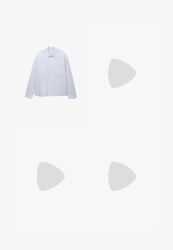 Chemise bleu clair à col, dotée de manches longues, de deux poches avant, d'un tissu texturé et d'une fermeture à boutons sur le devant.; Pantalons en denim blancs à coupe évasée, dotés de cinq poches, d'une fermeture à boutons et de coutures contrastées. Texture lisse et design classique.; Chaussures en suede marron à profil bas, avec un laçage, semelle en caoutchouc et des détails de couture contrastants. Style simple et fonctionnel.; Lunettes de soleil rectangulaires noires avec des verres foncés, présentant une forme distinctive et un logo sur la branche. Portées par une personne en chemise verte.
