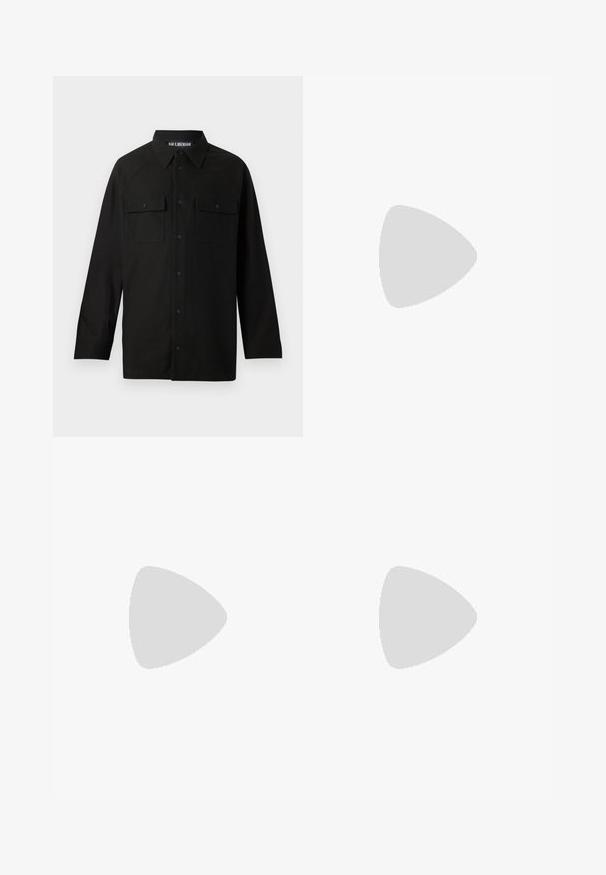 Must musta T-särk mustal taustal, millel on julge valge tekst "MSGM MILANO." Lühikesed varrukad ja ümar kaelus. Sile tekstuur ning vaba lõige.; Mustamüts, millel on krae, pikad varrukad, kaks rinna taskut klappidega ja sirge alläär. Valmistatud siledast kangast.; Mustad laiad püksid, mis on valmistatud puuvillase segukanga, millel on nööbikinnitus, vöökohad ja sile tekstuur, ilma nähtavate mustriteta.; Mustad mustad nahast loafers sileda tekstuuriga, ümarat ninaosa ja dekoratiivne riba vampi üle. Madal kihiline konts, minimalistlik disain.