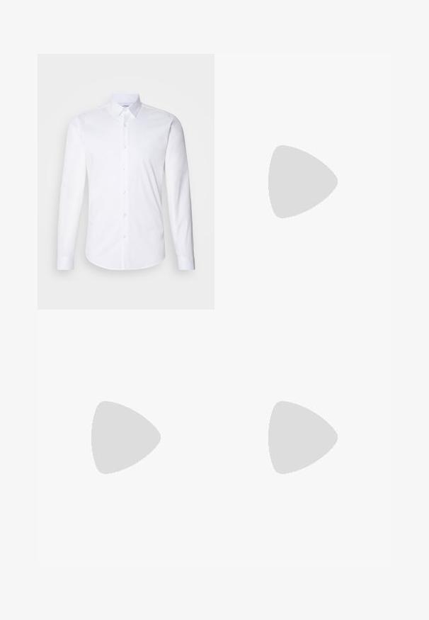 Weißes Langarm-Hemd mit Knopfverschluss aus glattem Baumwollstoff, mit klassischem Kragen und abgerundetem Saum.; Schwarze Baumwollshorts mit geradem Schnitt, ausgestattet mit Fronttaschen, einem Knopfverschluss und einer Textur, die sich für legere Freizeitkleidung eignet.; Steve Madden PRIZE - Sneaker low - black; Schwarze Sonnenbrille mit einem eleganten, geschwungenen Design, dunkel getönten Gläsern und glatten Kunststoffrahmen mit einem Logo am Bügel.; Michael Kors SAPPHIRE SOLID  - Krawatte - black