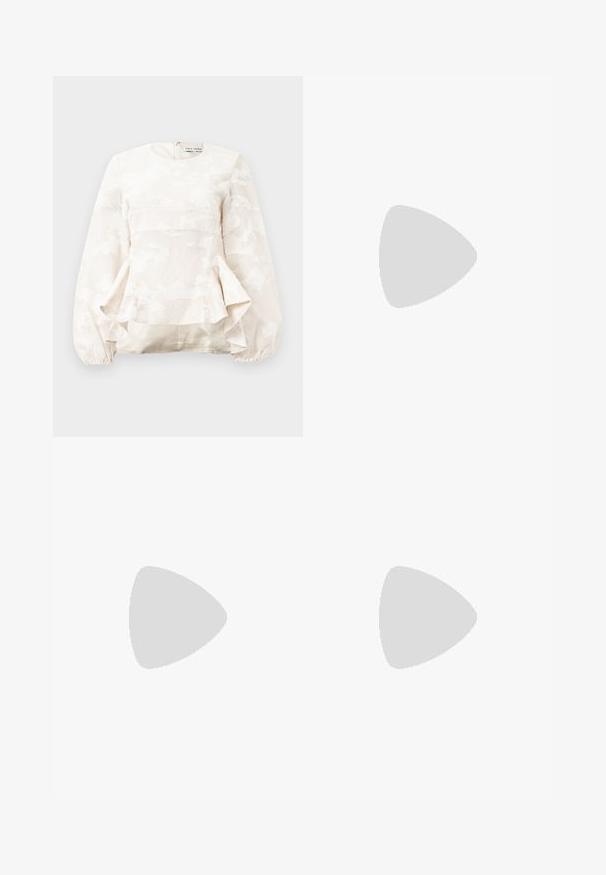 Blusa bege clara com padrão floral texturizado, gola redonda, mangas longas bufantes e estilo peplum na cintura. Fecho com zíper nas costas.; Mini saia de renda transparente com um degradê de rosas e vermelhos, apresentando um padrão floral, acabada com uma cintura sólida vermelha.; Clogs de plataforma em couro bordô com bico arredondado e sola grossa em borracha preta. Apresentam costura contrastante ao longo da borda.; Saco tecido em castanho e amarelo, com uma forma retangular, duas alças, e um acabamento texturizado com costura visível e uma etiqueta da marca.