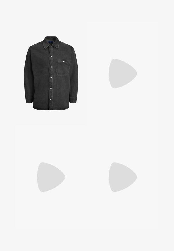 Langärmliges schwarzes T-Shirt aus Baumwolle. Hat einen runden Ausschnitt und eine normale Passform. Glatte Textur ohne sichtbare Muster oder Akzente.; Schwarzes Denim-Hemd mit langen Ärmeln, klappbarem Kragen, Knopfverschluss und einer Brusttasche. Ausgestattet mit silbernen Druckknöpfen und einer lockeren Passform.; Khaki Cargo-Hosen mit elastischem Bund und Kordelzug, aus seitlichen Taschen und umgeschlagenen Knöcheln. Hergestellt aus einem strukturierten, leichten Material.; Weiße Leder-Sneaker mit Perforationen, runder Zehenpartie, flacher Sohle und dicken Schnürsenkeln, mit sichtbar eingesticktem Swoosh-Logo und "AIR" an der Ferse.