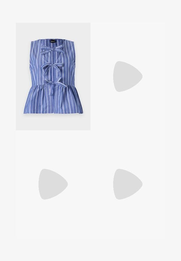 Blau-weiß gestreift, ärmelloses Top mit einer Peplum-Silhouette, Schleifenakzenten und einer Knopfleiste an der Vorderseite.; Hellblaues Denim-Minirock mit geradem Schnitt, Fünf-Taschen-Design und Gürtelschlaufen. Verfügt über eine ausgewaschene Optik und einen sauberen Saum.; Schwarze knielange Stiefel mit einer glatten Lederaußenseite, elastischen Seitenpaneelen und einer klobigen strukturierten Sohle für besseren Halt.; Schwarze Lackleder-Handtasche mit geschwungenem Design, einem Schulterriemen, Vordertaschen und silberfarbenen Hardware-Akzenten.
