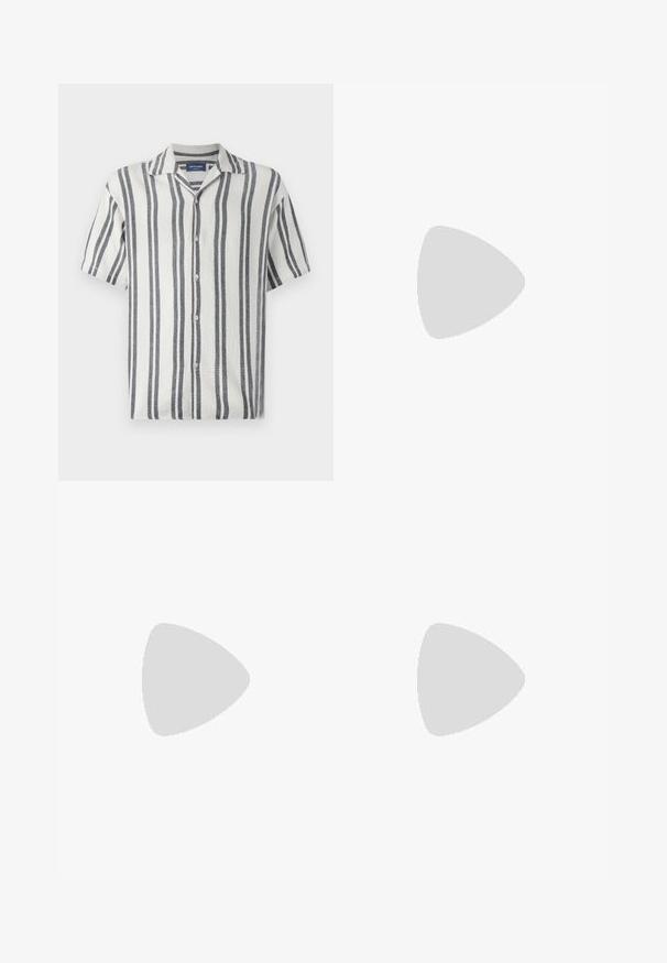 Korte mouw shirt van gestructureerde stof met witte en marineblauwe verticale strepen, voorzien van een gekartelde kraag en knoopsluiting.; Lichtblauwe denim jeans met een hoge taille, rechte pijpen, vijf-pocket stijl en subtiele vervaging voor een versleten effect.; Witte sneaker met zwarte en grijze accenten, voorzien van een grijze neus met textuur, zwarte rubberen zool en platte witte veters. Schoon ontwerp, minimalistische stijl.; Zwarte stof heuptas met een afgeronde vorm, voorzak met rits en een gladde textuur. Geen zichtbare patronen of accenten. Lichtgewicht ontwerp.