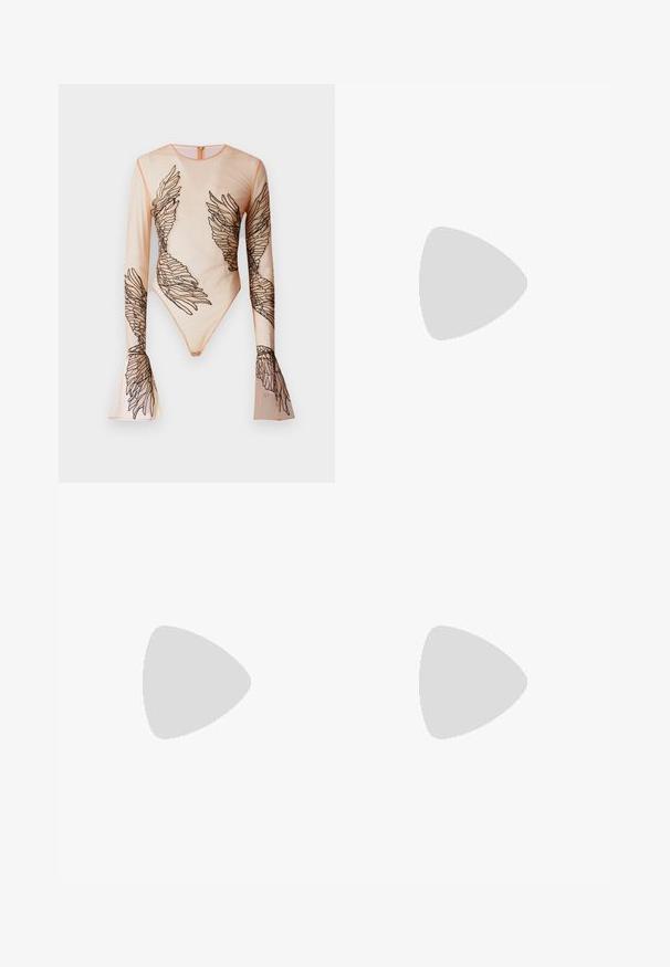Body a maniche lunghe trasparente in colore nude, con ricami neri a forma di ali sulle maniche e sul torso, dotato di chiusura con zip sul retro.; Jeans a gamba larga in denim blu, con vita alta e cuciture bianche a contrasto lungo le cuciture. Senza ulteriori decorazioni.; Pantofole da balletto nere in pelle con punta arrotondata, texture liscia, dettagli di cucitura minimi e design con suola flessibile.; Borsa a tracolla in pelle marrone con chiusura a pattina, hardware color oro, tracolla e una finitura liscia. Forma rettangolare compatta.