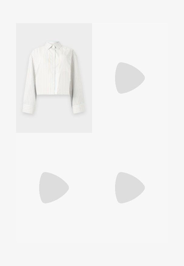 Lyhennettävä napillinen paita vaaleansinisessä värissä, jossa on pystysuorat oranssit ja valkoiset raidat. Paita sisältää klassisen kauluksen, pitkät hihat ja rintataskun.; Vaaleanbeige shortsit, joissa on korkea vyötärö, laskostettu etuosa ja kaksi mustaa nappia vyötäröllä. Pehmeä pinta ja rento muotoilu.; Valkoinen korkokenkä, jossa on paksu korko, ja joka sisältää nauhakiinnityksen ja nilkkaketjun. Sujuva pinta, jossa on platform-etupohja lisäkorkeutta varten.; Beige laukku, joka on valmistettu pehmeästä materiaalista, ja siinä on rento muotoilu, ommeltu yksityiskohtia ja kaksi olkahihnaa. Sopii päivittäiseen käyttöön.