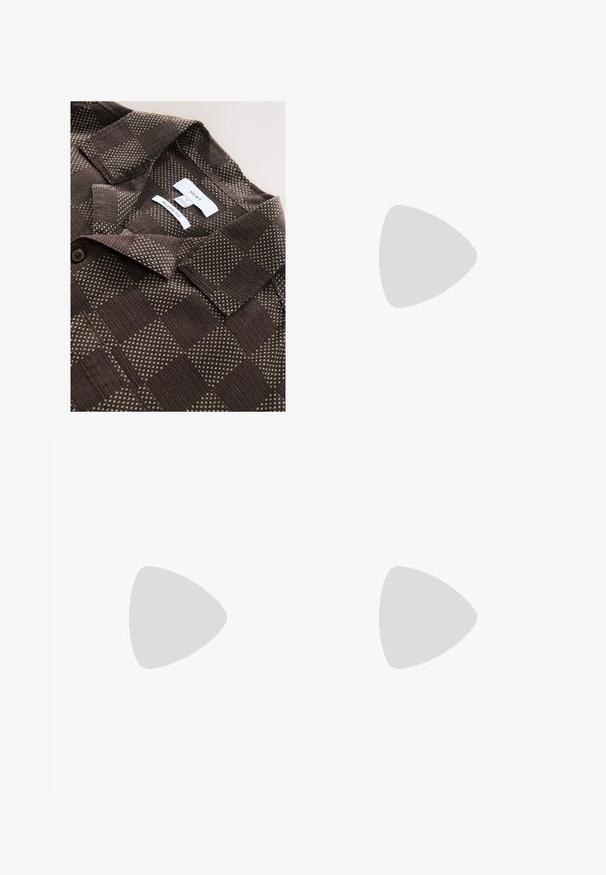 Bruine geblokte shirt met een ontspannen pasvorm, een subtiel geruit ontwerp en lichte stof. Gedetailleerde kraag en knoopsluiting.; Witte denim shorts met een rechte snit, voorzien van vijf zakken, een knoopsluiting aan de voorkant en zichtbare stiksels. Glad uiterlijk.; Zwart-witte sneakers met een bovenwerk van suede en leer, voorzien van drie witte strepen, een geperforeerde neus en een rubberen gumzool.; Zwarte stoffen schoudertas met een ritssluiting, voorzien van een wit Adidas-logo en een gestreepte, verstelbare schouderband voor gemakkelijk dragen.