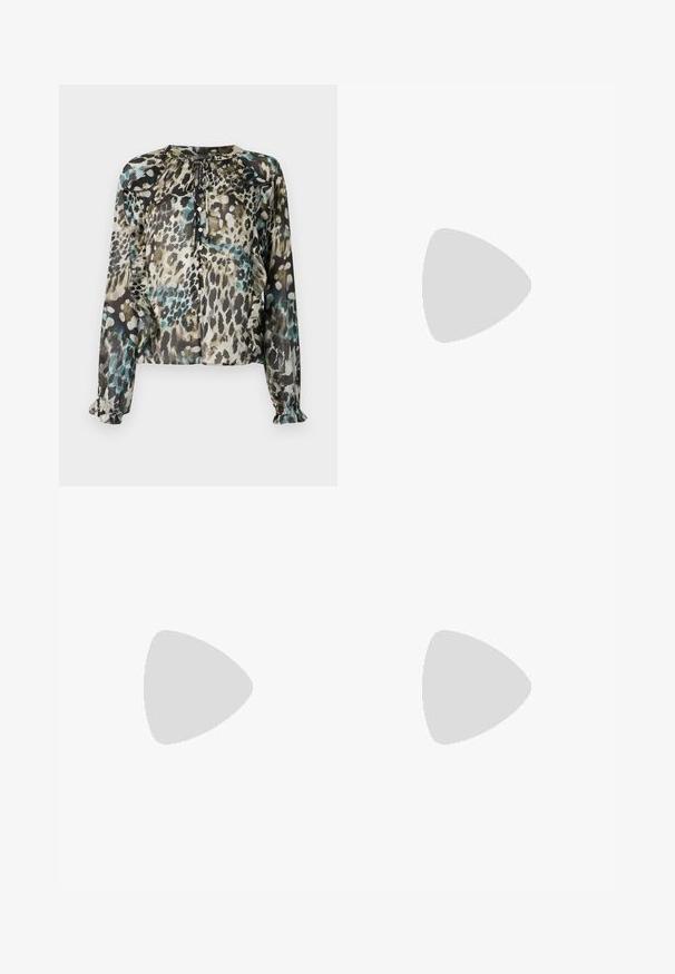 Blusa transparente de manga larga con un estampado de leopardo multicolor, que presenta un escote redondo, detalle de lazo y puños con volantes.; Pantalones beige con un corte entallado, con rayas blancas verticales, textura suave, presillas para cinturón y dos bolsillos delanteros.; Sandalia mule abierta de piel sintética beige con tacón stiletto bajo. Presenta un acento decorativo central en la parte superior. Acabado suave y brillante.; Pendientes de eslabones de chain dorados que presentan un diseño acentuado con cristales transparentes, con grabado de la marca "GUESS" y un acabado suave.
