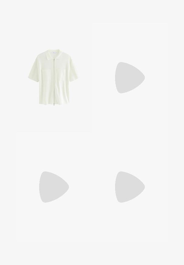 Korte mouw, witte ritshemd gemaakt van textuurstof, met een kraag en twee voorzakken met vierkante flappen.; Witte katoenen broek met een rechte pijp, voorzien van twee steekzakken aan de voorkant en een knoopsluiting. Soepele textuur met een casual stijl.; Bruine suède slipper sandalen met twee verstelbare zilveren gespen, zwarte gestructureerde zool en geperforeerde details op het bovenste gedeelte.; Gouden metalen aviator zonnebril met grote donker groene lenzen, voorzien van een dunne rand en transparante neuspads voor comfort.