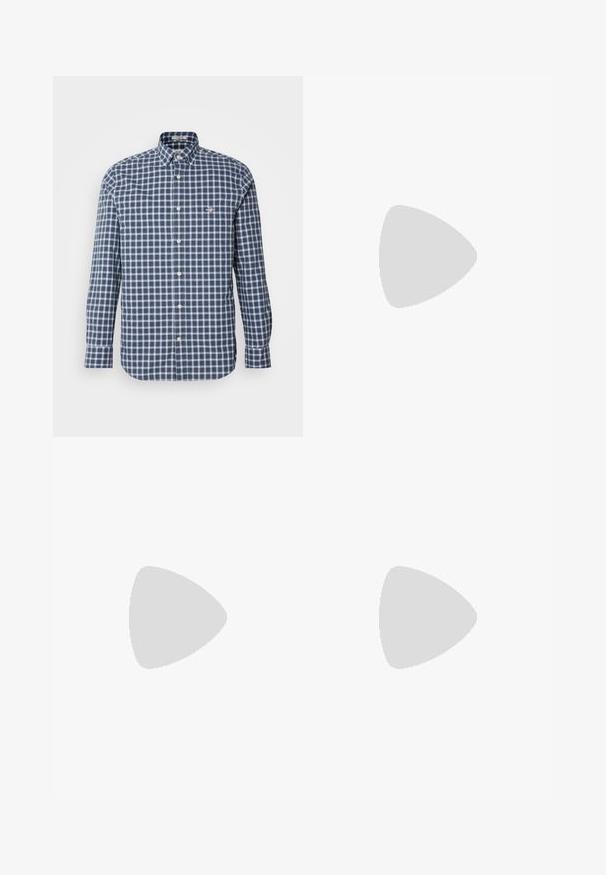 Gai zilgans polo krekls, izgatavots no kokvilnas, ar apkakli, trīs pogu aizdari un izšūtu logotipu uz krūškurvja. Īsas piedurknes.; Zila un balta pārbaudīta pogājama krekls ar apkakli, garām piedurknēm un kabatas logotipu. Izgatavots no kokvilnas materiāla ar vienmērīgu pārbaužu rakstu.; Vīriešu tumši zili kargo šorti, izgatavoti no viegla auduma, ar elastīgu jostu un auklu, kā arī divām sānu kabatām.; Melnas ādas loafers ar noapaļotu purngalu, ar izšūtu dizainu, zemu platformas zoli un teksturētu, rievotu gumijas ārējo zoli.