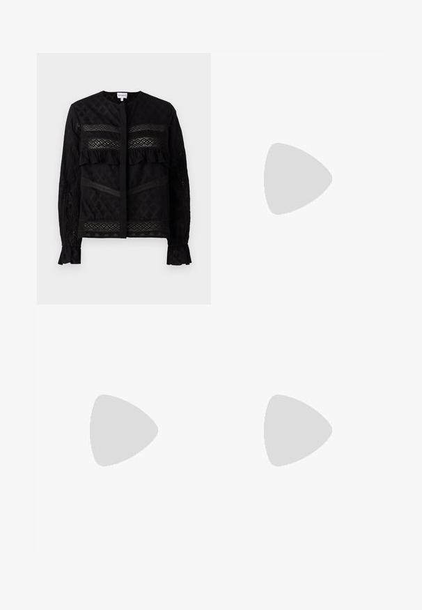 Svart ermeløs topp med høy krage, drapert design og nøkkelhulldetalj foran. Laget av mykt stoff med en subtil glitrende effekt.; Svart bluse med rund krage, med gjennomsiktige lace-paneler, volangdetaljer og teksturerte mønstre. Lange ermer med elastiske mansjetter.; Sorte skreddersydde bukser laget av et glatt stoff, med rett ben-design og to sidelommer. Elegant og minimalistisk konstruksjon.; Svart skinnballettflatt med rund tå, glatt tekstur, minimal sømdetalj, og et fleksibelt såledesign.; Won Hundred MARSIELLE COMPUTER BAG UNISEX - Dataveske - black