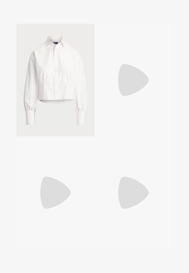 Cămașă albă cropped, cu nasturi, confecționată din bumbac. Prezintă un guler ascuțit, mâneci lungi puff și cusături ușor curbe. Design clasic.; Pantaloni scurți de culoare gri închis, realizati dintr-un material neted și elastic. Caracteristici includ buzunare frontale, închidere cu nasture și un detaliu decorativ sub formă de lanț.; adidas Golf S2G 24 SPIKELESS - Pantofi golf - taupe/warm clay/core black; Geantă din piele crem cu o formă curbată, având un detaliu din metal auriu. Curea este atașată cu un sistem de prindere din metal.