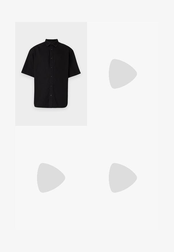 Zwart katoenen shirt met korte mouwen, voorzien van een knopenlijst aan de voorkant, een kraag en een rechte zoom zonder patronen of accenten.; Zwarte katoenen shorts met een rechte snit, voorzien van zijzakken, een knoopsluiting en een textuur die geschikt is voor casual dragen.; Zwarte leren combatboot met hoge enkel, ronde neus, vetersluiting aan de voorkant, en robuuste rubberen zool met diepe profiel voor grip.; Zwarte zonnebril met rechthoekige lenzen, matte plastic montuur en rechte randen. Bevat het merkteken op de binnenarm.