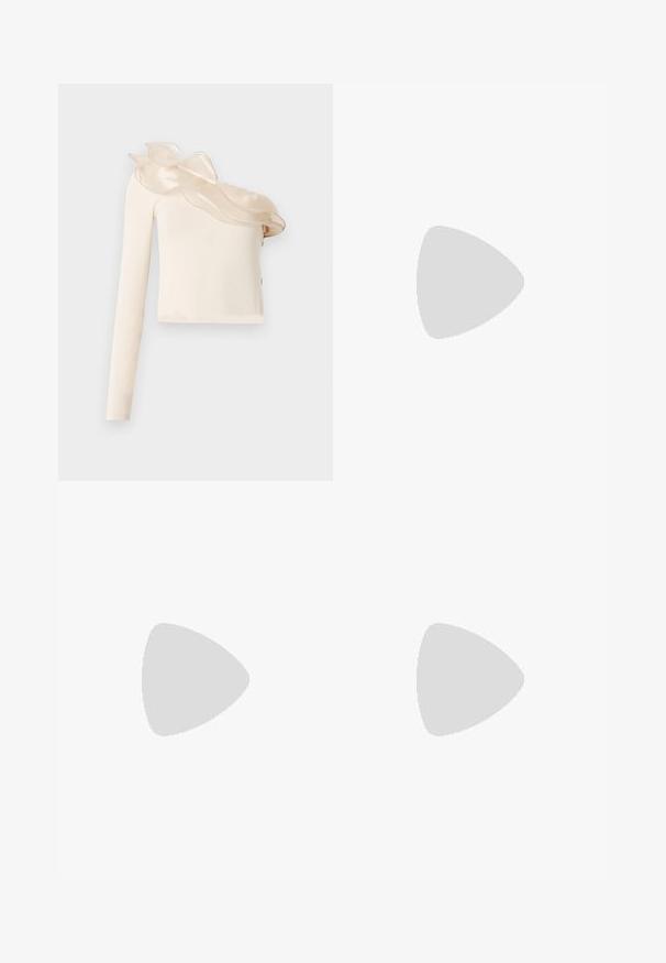 Top asimétrico color crema con una manga larga, que presenta un detalle de volantes transparentes en el escote y una tela lisa y ajustada.; Pantalones anchos de color amarillo claro, hechos de una tela texturizada, con un frente plisado y una cintura alta elástica.; Mocasín de charol negro con suela plana, punta redonda y una correa decorativa con un acento en tono dorado. Acabado suave y brillante.; Gafas de sol estilo cat-eye claras con lentes marrones y montura transparente. Modelo vistiendo una blusa verde de canalé y un blazer a cuadros. Pendientes hoop dorados.