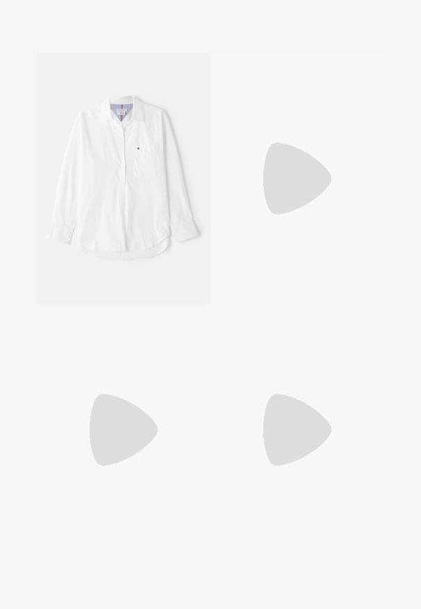 Camicia bianca a maniche lunghe in cotone, con colletto a bottone, taschino sul petto e dettagli a righe sottili all'interno del colletto.; Gonna nera a pieghe realizzata in un tessuto con una texture liscia. Presenta un cinturino strutturato e multiple pieghe verticali per definizione.; Pump nera in pelle con tacco alto, punta affusolata, texture liscia e silhouette elegante. Il tacco è alto circa 7,5 cm.; Anello dell'eternità in argento lucidato con una fila di pietre di zirconia cubica trasparente rotonde incastonate in impostazioni a artiglio, che presenta un design continuo.