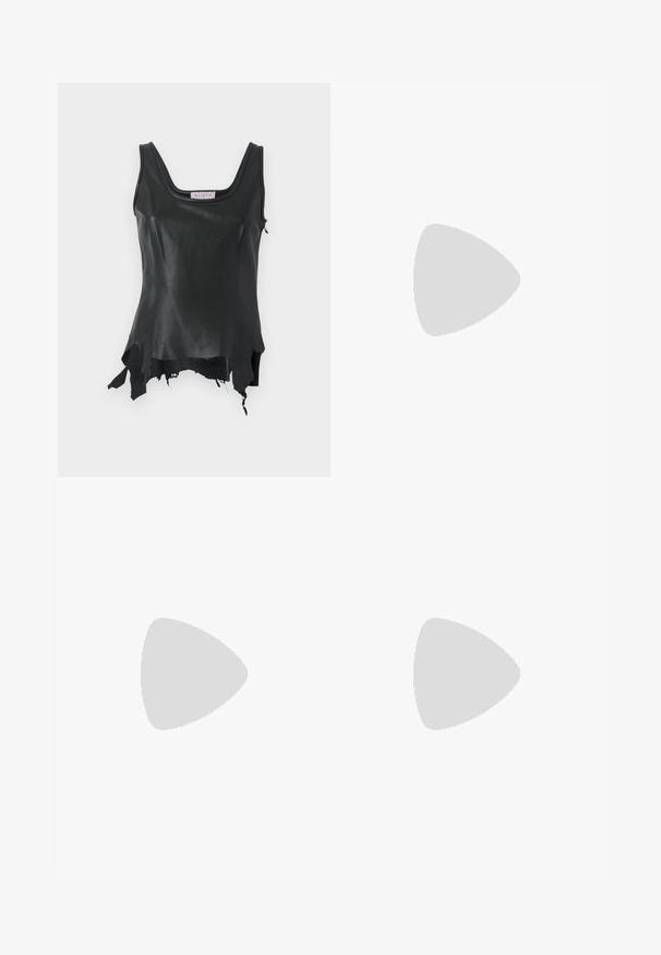 Top din piele neagră, cu decolteu rotund, având un tiv asimetric și margini desfăcute. Textură fină, cu un design ajustat.; Fustă cu strițuri și talie albastră, având un model floral în nuanțe de portocaliu și albastru închis pe un fundal texturat.; Mule-uri negre din piele cu toc înalt, cu vârf deschis, design ascuțit, textură fină și toc subțire stiletto.; Geantă de piele neagră cu un design curbat, dotată cu studuri argintii, o cataramă și două buzunare laterale. Curea ajustabilă pentru opțiuni de transport.