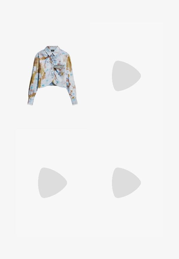 Dugi rukav uskičeni polo majica s gumbima sprijeda, rebrastom teksturom, džepom na prsima i višebojnim tie-dye uzorkom u plavim, smeškim i bijelim tonovima.; Crne široke traperice s visokim strukom, s prednjim i stražnjim džepovima, šivenim šavovima i kopčanjem na gumb. Glatka tekstura.; Bijele i srebrne mrežaste tenisice s zelenim akcentima, nosene s širokim plavim trapericama, stoje na zelenom tepihu.; Svijetloplavi ručni kovčeg sa strukturiranim dizajnom, dva držača i kopčom od srebrnastog metala. Teksturirani materijal i oštri kutovi.