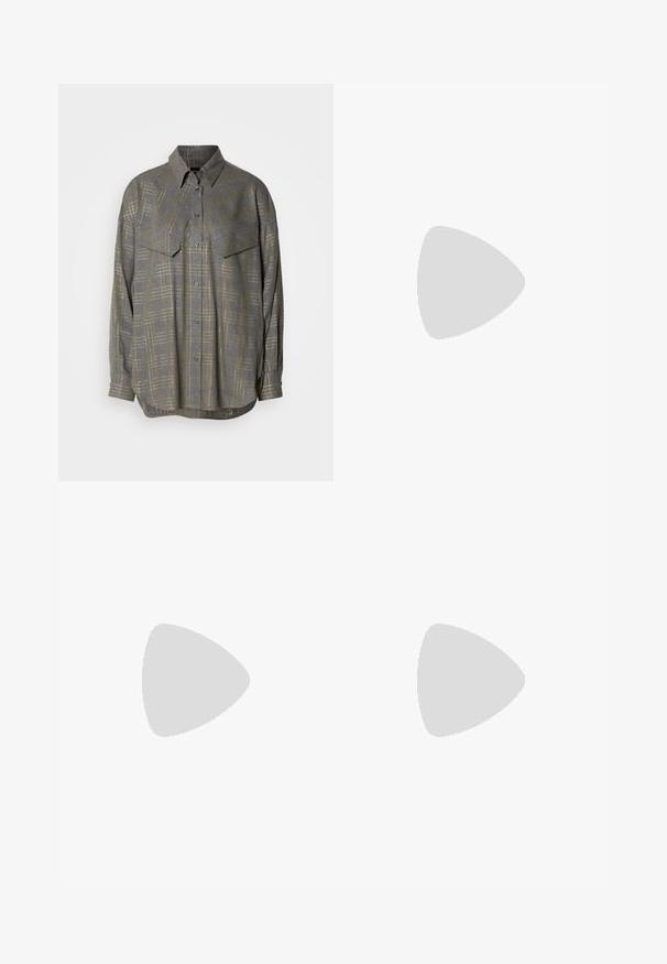 Grijze button-up shirt gemaakt van textuurstof, met een ruitpatroon in lichtere tinten, een kraag en twee borstzakken.; Lichtgroene katoenen broeken met hoge taille, strikdetails, plooien aan de voorkant en een cropped model. Zachte textuur en gladde afwerking.; Zwarte leren enkellaars met spitse neus, elastische zijpanelen met verticale groeven en een lage blokhak. Glad oppervlak en slank ontwerp.; Zilveren oorbellen in de vorm van een gladde, gepolijste ring. Ronde vorm met een veilige kliksluiting. Lichtgewicht ontwerp, geschikt voor dagelijks gebruik.