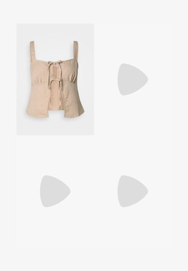Beige len crop top vékony pántokkal és elöl megkötős záródással. Ráncolt részletekkel és enyhén bővülő aljjal rendelkezik. Simára kidolgozott textúra.; Beige len vászonnadrág magas derékkal, redőzött elülső résszel és széles lábakkal. Tiszta vonalú dizájn és texturált anyag a légáteresztés érdekében.; Fekete lakk bőrből készült Mary Jane cipő, hegyes orral, állítható pánttal és tömbsarkú kialakítással, fényes felülettel és minimalista dizájnnal.; Fekete bőrtáska ívelt formával, levehető pánttal és arany színű fémrészekkel. A táskán egy csattal díszített fedél található.