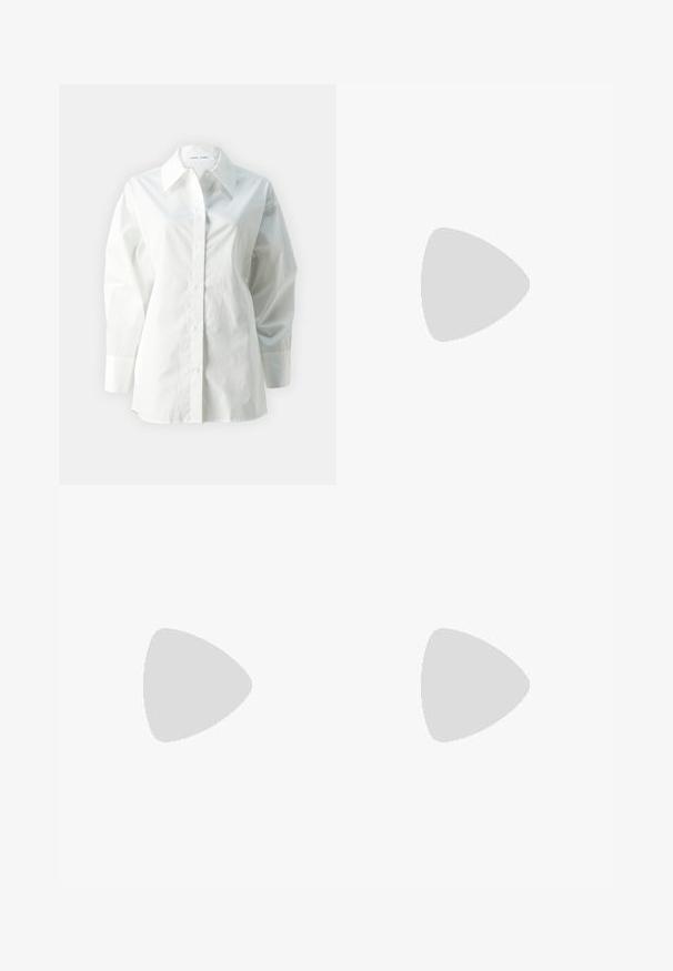 Biela košeľa s dlhým rukávom vyrobená z bavlny, so špicatým golierom, gombíkovým zapínaním a voľným strihom so štruktúrovanými ramenami.; Svetlé šedé ľanové nohavice s plisovaním, modrým vzorovaným pásom, zúženým strihom a zapínaním na gombík. Hladká textúra, ľahký materiál.; Čierne patentové slingback topánky na ihlovom podpätku s špicatou špičkou, s textúrovaným hadím vzorom, nastaviteľným popruhom a krátkym, textúrovaným blokovým podpätkom.; Čierna kožená crossbody taška s dvoma prednými vreckami, zlatými sponami, zipsovým uzatváraním a úzkym popruhom. Štruktúrovaný povrch a kompaktný obdĺžnikový tvar.