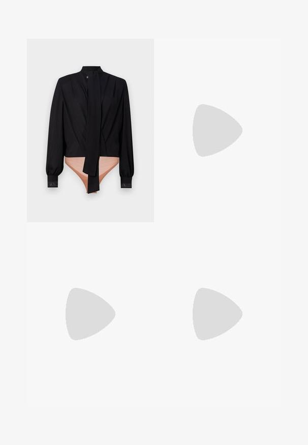 Elisabetta Franchi WOMEN BODY SHIRT - Palaidinė - nero; Juodi aukšto liemens kelnių su integruotu juodu korsetu, turinčiu kabliukų ir akių užsegimus bei vertikaliomis siūlės detalėmis.; Juodi patentiniai odiniai bateliai su atviru kulnu, smailiu priekiniu dalimi ir auksinės spalvos detale ant dirželio, turintys blokinį kulną. Lygus paviršius.; Juodas pirkinių krepšys, pagamintas iš tekstūruotos sintetinės medžiagos, su dviem rankenomis, auksine logotipo plokšte ir maža etikete su akcentu.