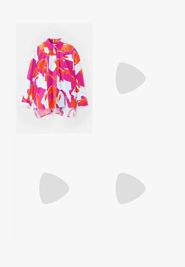 Cămașă cu nasturi, având un model abstract colorat în nuanțe de roz, portocaliu și albastru deschis. Fabricată dintr-un material neted, cu guler și mâneci lungi.; Pantaloni cu imprimeu floral, prezentând flori albastre și frunze verzi pe un fundal crem; materialul pare neted, cu o croială lejeră.; Sandale cu toc din piele patent nud, cu vârf pătrat, curea pentru glezna și toc masiv. Textură netedă și detalii de design minimale.; Cercel de aur purtat pe urechea dreaptă, având un design deschis. Modelul are părul drept, închis la culoare și machiaj minim.