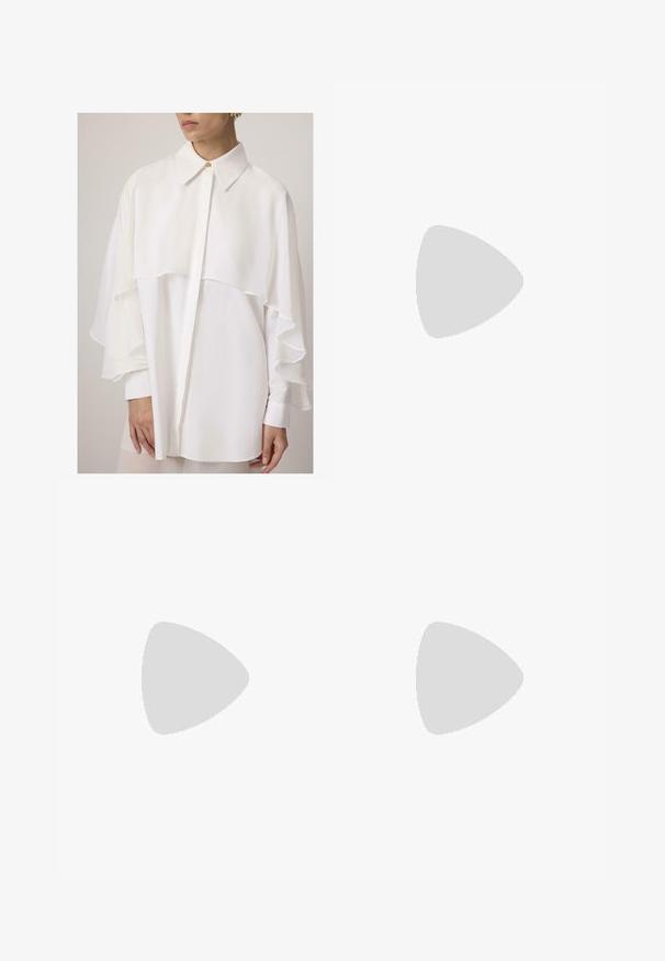 Bela bluza z strukturiranim ovratnikom, asimetričnimi oblazinjenimi rokavi in gumbom na vratu. Narejena je iz gladkega, lahkega materiala.; Črne široke hlače s sprednjimi gubami in vidnim srebrnim zadrgo na pasu, ravnim sprednjim delom in stranskima žepoma.; Bež nubuk sandali na peto, z dvema širokima trakoma s perforacijami, ravnim podplatom in diskretnim logotipom na notranji strani.; Črne želvje sončne očala s pravokotnimi lečami, rjavim odtenkom, debelim okvirjem in zlatim dvojnega G logotipom na obročku.