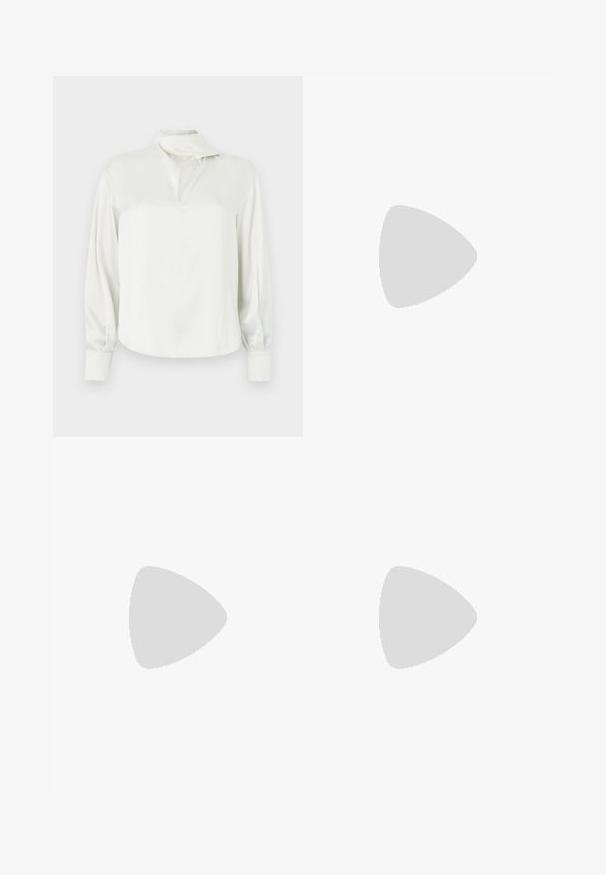 Valkoinen satiinipusero, jossa on korkea kaulus, edestä halkio, pitkät hihat ja napilliset kalvosimet. Tasainen pinta ja minimalistinen muotoilu.; Kangaspohjaiset farkut, joissa on rento mitoitus, keskikorkea vyötärö, syvä sininen väri, haalistunut pinta, viisi taskua ja suora lahkeensuu.; Musta nahkasaappaat polven ylle, joissa on neliön muotoinen kärki, sivuvetoketju ja säädettävä hihna, jossa on metalliketjuakcentti. Mattapinta ja tukevat pohjat.; Ruskea mokkahandbag, jossa on vetoketjula closure, säädettävä olkahihna ja hopeiset yksityiskohdat, sekä hienovarainen teksturoitu pinta.